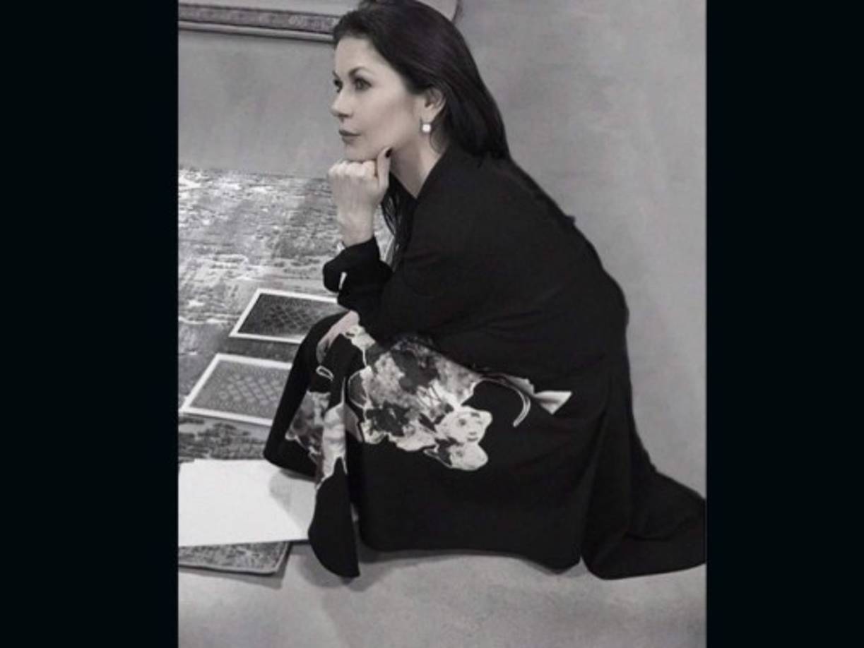 La actriz posó entre las sábanas, despeinada y con su rostro lavado.