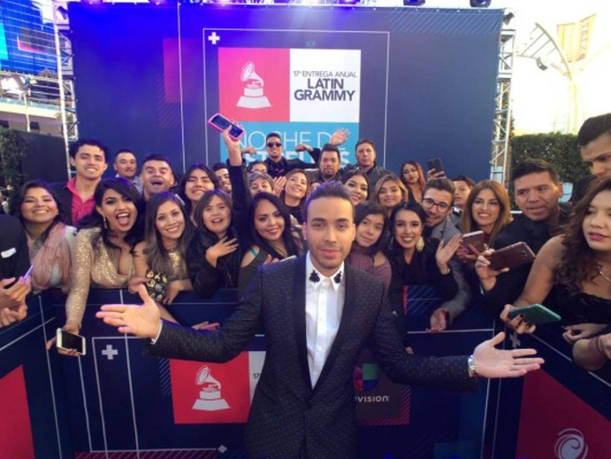 Prince Royce muy elegante.