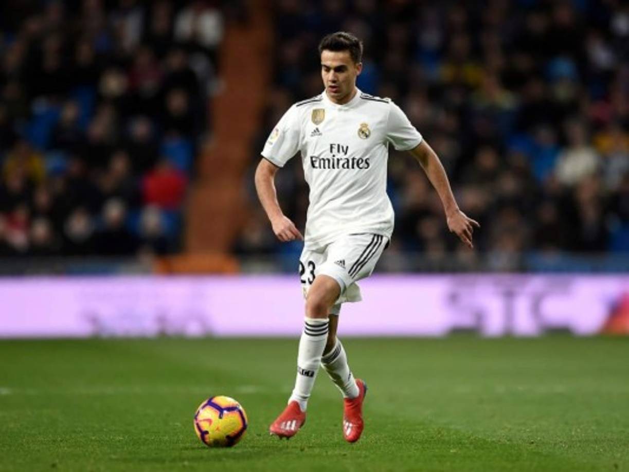 En el lateral izquierdo se adueñaría del puesto Sergio Reguilón, como lo ha hecho en la actualidad bajo el mando de Solari. La venta sería Marcelo, uno de los favoritos de Zidane.