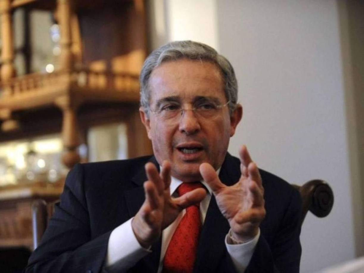 El expresidente Álvaro Uribe, al ser preguntado por el caso indicó: “Mis padres siempre me enseñaron a jamás alegrarme del dolor o del mal del prójimo”. Sin embargo, la tónica general entre expertos juristas y políticos ha sido desmarcar las acciones individuales del primogénito del presidente de su Gobierno, con la confianza de que la Justicia resolverá el caso.
