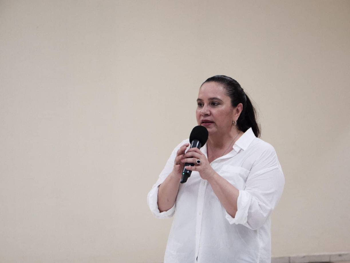 Actualmente y desde que anunció su precandidatura, la abogada se mantiene en giras políticas constantes por diferentes lugares de Honduras, donde es recibida y ovacionada por cientos de seguidores del Partido Nacional.