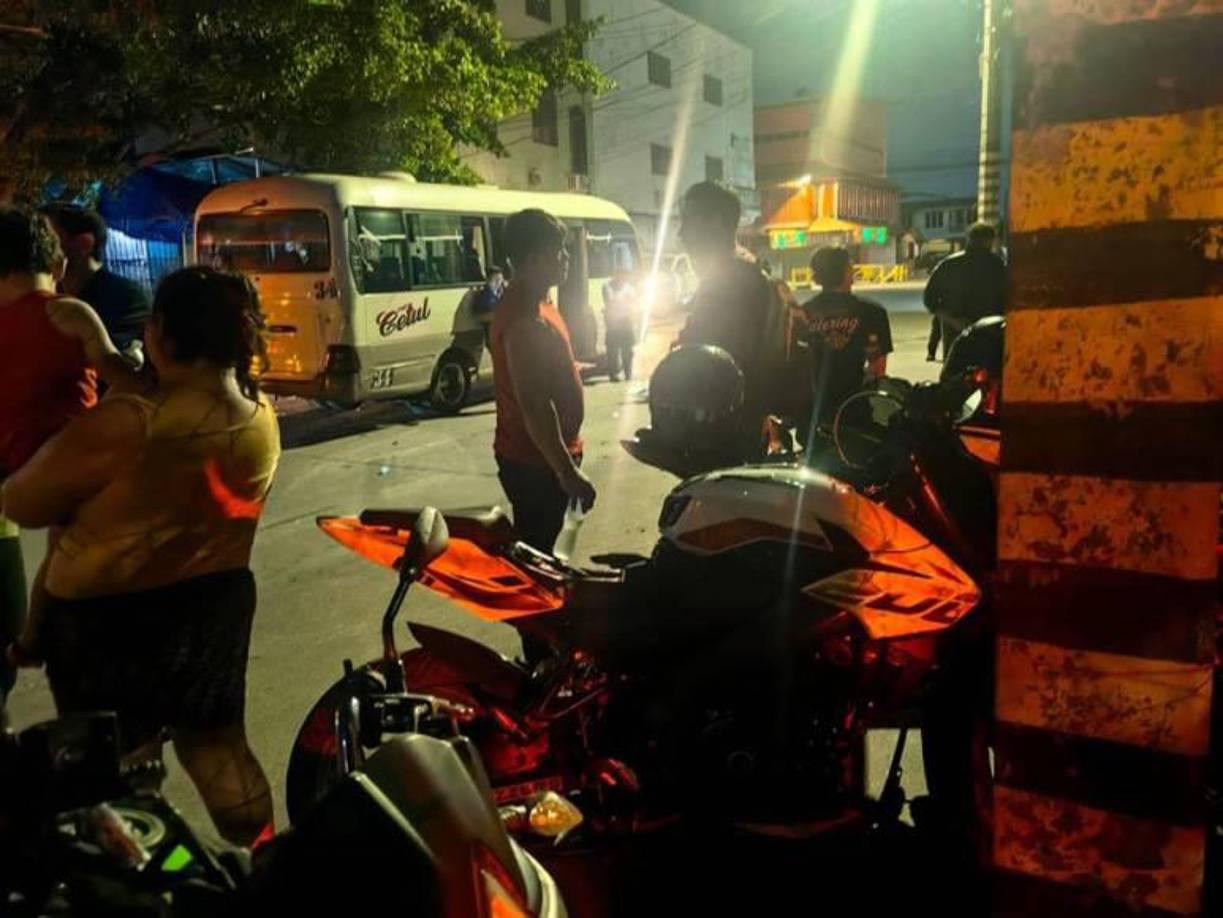 Claudia, residente de la colonia Jerusalén en la salida hacia La Lima, fue embestida por un bus Hiunday County de la Ruta 2 sampedrana mientras conducía su motocicleta, una Honda Navi. 