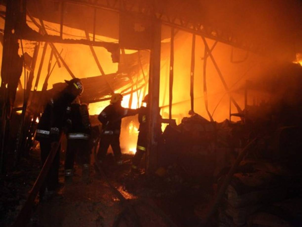 Los bomberos trabajaron en apagar el incendio.