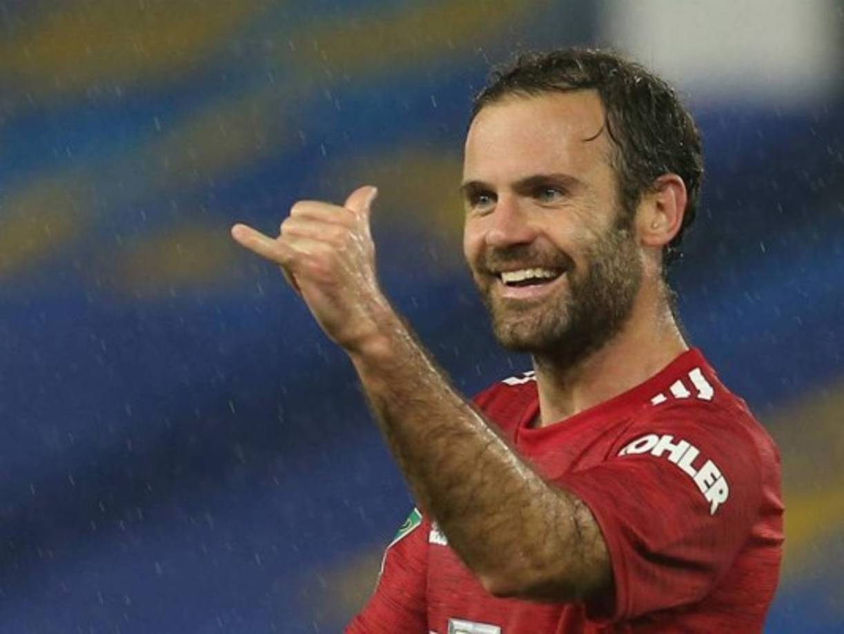 El centrocampista español Juan Mata acordó renovar una temporada con el Manchester United pese a la pérdida de protagonismo durante los últimos tiempos. El jugador ha desvelado que rechazó ofertas de otros clubes para poder seguir vinculado a los Diablos Rojos pese a quedar libre.<br/><br/>Foto - AFP
