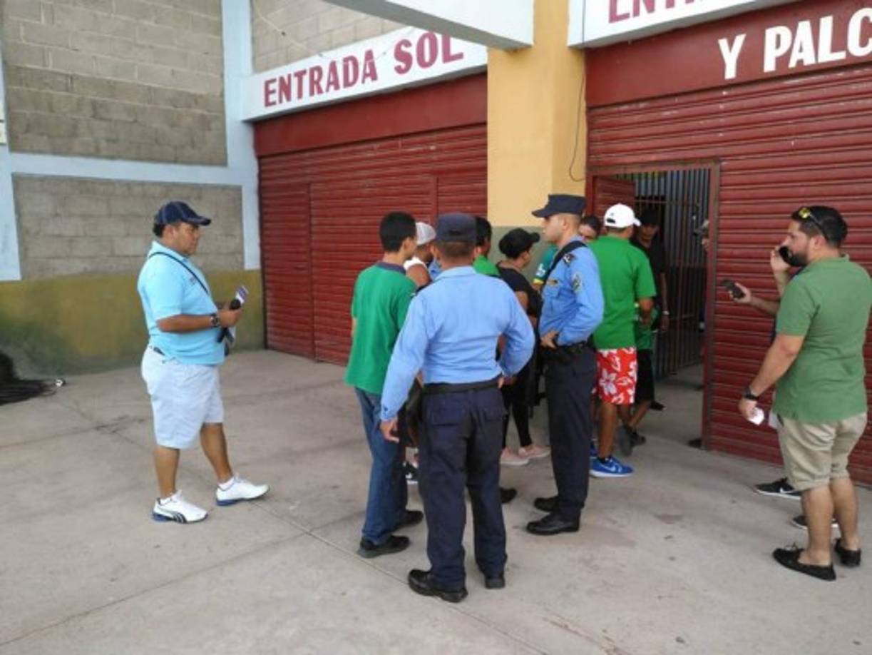 El estadio Juan Ramón Brevé nuevamente vio fútbol de Liga Nacional tras varias semanas de ausencia. La Policía Nacional resguardó a los aficionados que llegaron al recinto deportivo.