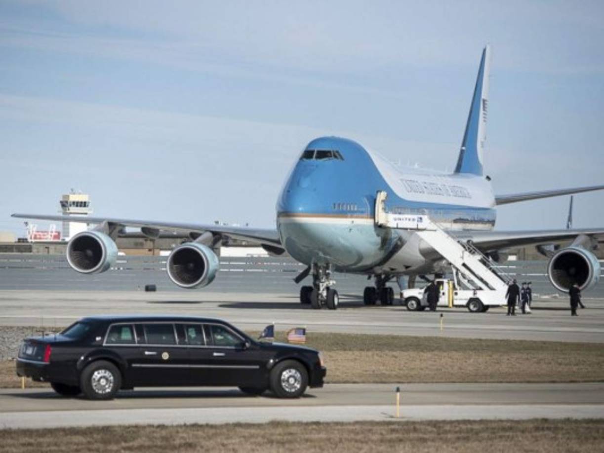El Air Force One' es un avión Boeing VC-25, una versión militar del Boeing 747. La aeronave tiene una superficie de 370 m² y tres pisos, que han sido remodelados de acuerdo a las necesidades del mandatario.