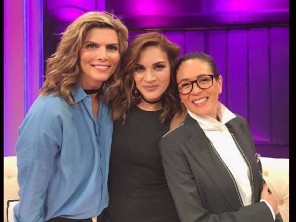Aquí con las presentadoras mexicanas Montserrat Oliver y Yolanda Andrade.