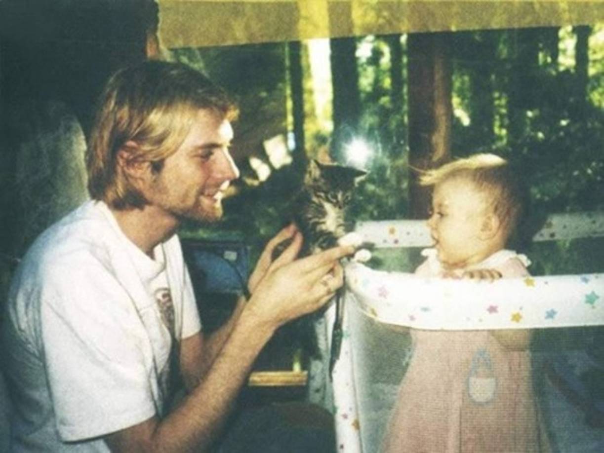 10- Mucha controversia rodea la relación de Cobain con los gatos. Su mala fama viene de una leyenda urbana que dice que cantante mató a un gato en 1981 atrapándolo en la chimenea de sus padres, pero no hay ninguna prueba de esto. A juzgar por esta foto de él enseñando un gatito y su pequeña hija Frances Bean, Kurt era un amante de los felinos.<br/>