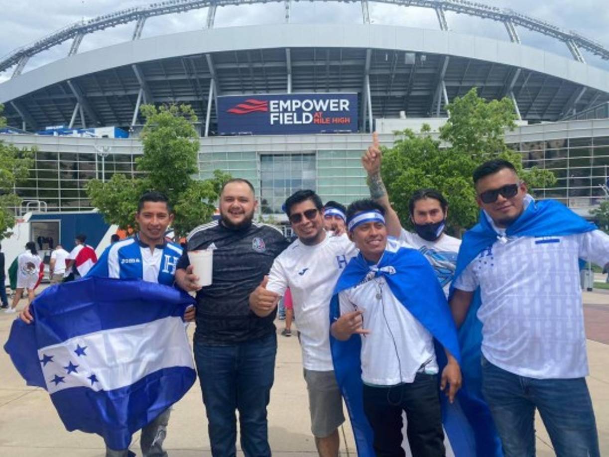 Un mexicano posó con algunos hondureños en las afueras del estadio.