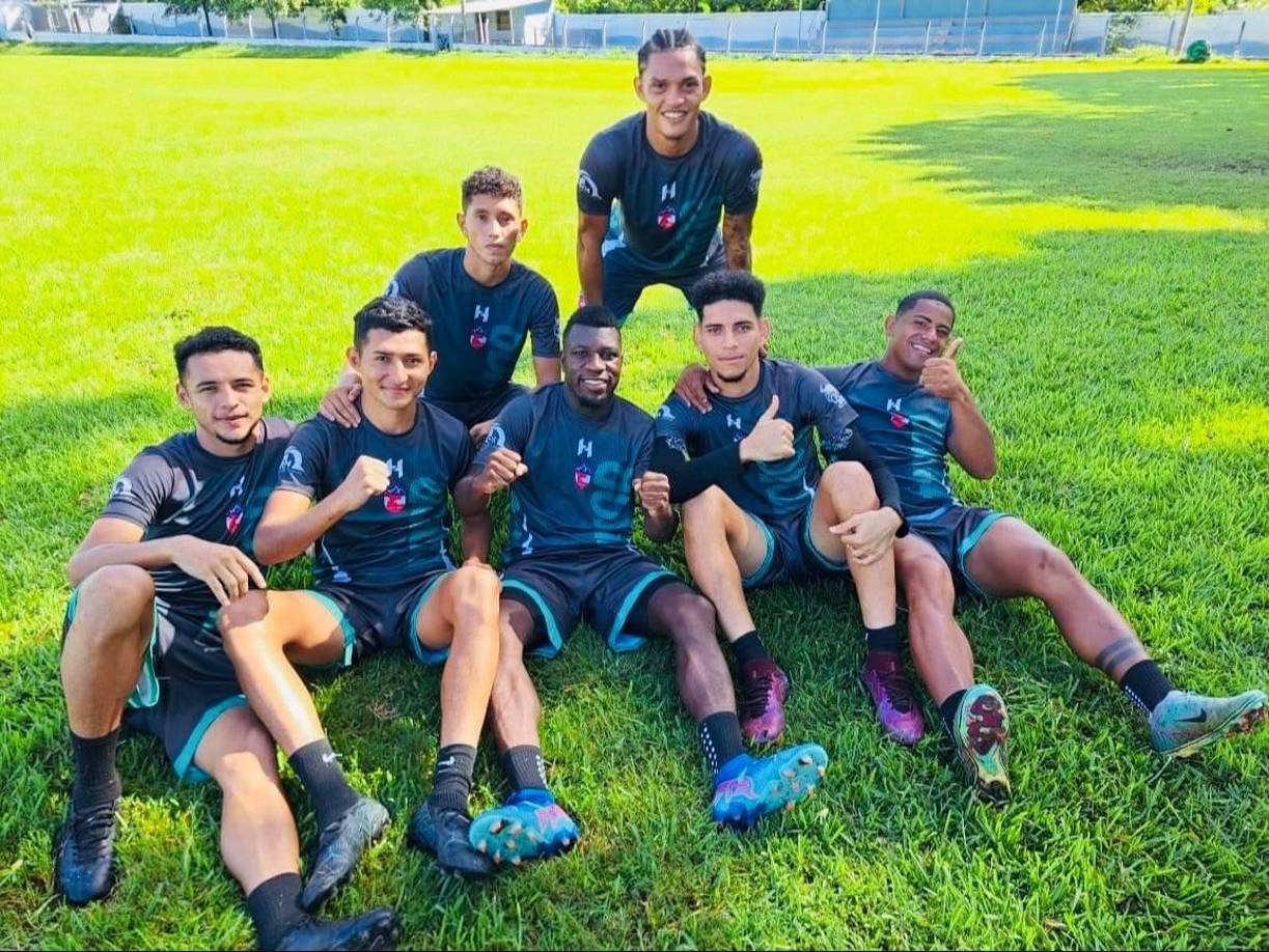 Banegas vistió las camisas de varios clubes de Liga Mayor (tercera división) y del Ascenso (segunda división), como en el Atlético Junior de El Negrito, Yoro. En la imagen, posa junto a compañeros en el club yoreño, en el que militó en 2024. 