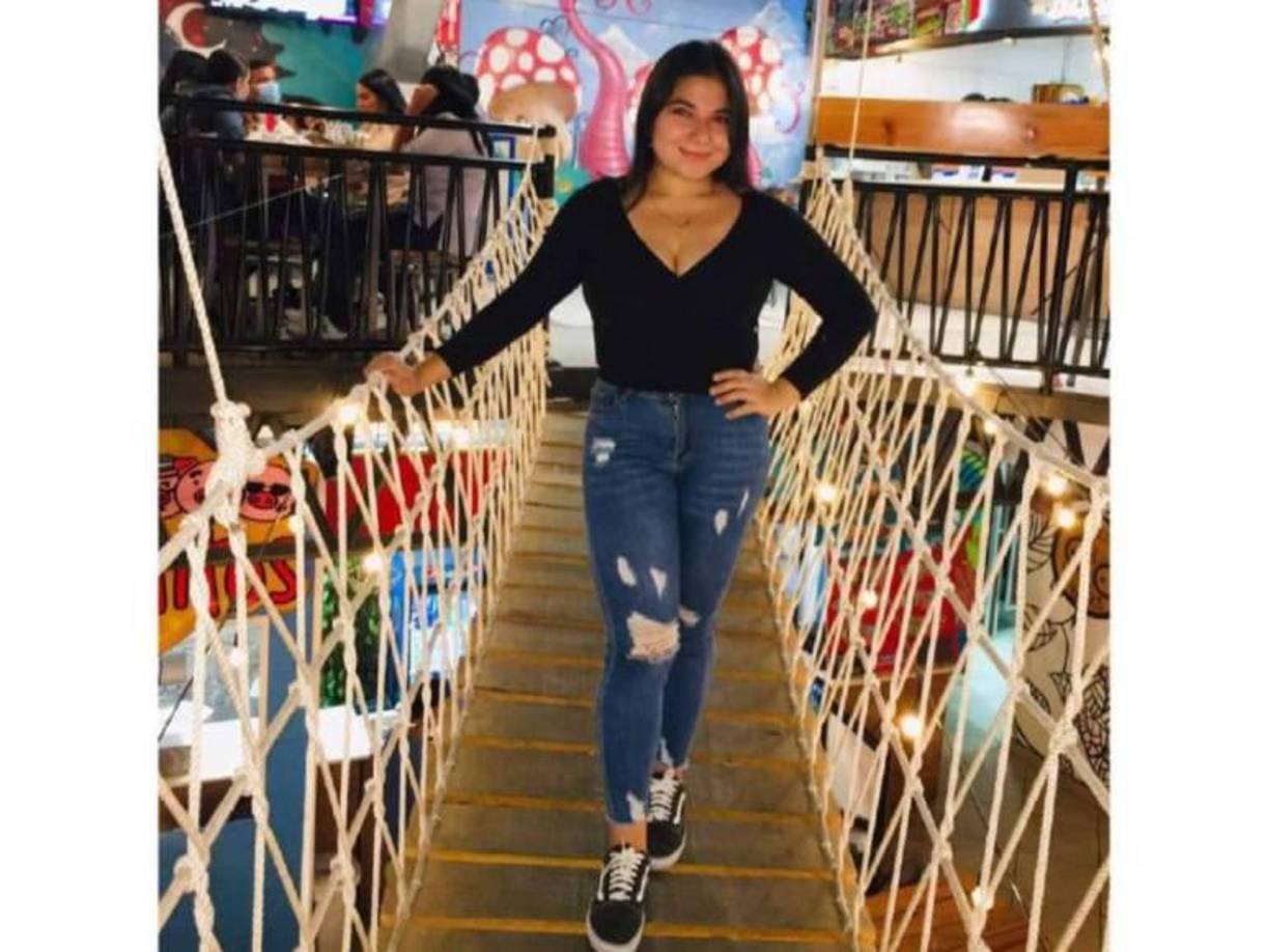 Cuando el vehículo en el que iba Sierra Hernández se conducía por las inmediaciones de la colonia Villa Unión de Comayaguela miembros de una estructura criminal se enfrentaban a tiros aparentemente con agentes de seguridad del Estado. 