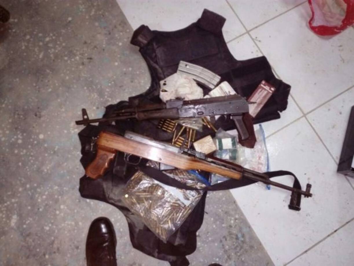 En las cuarterías allanadas en Danlí se encontraron armas de alto poder.