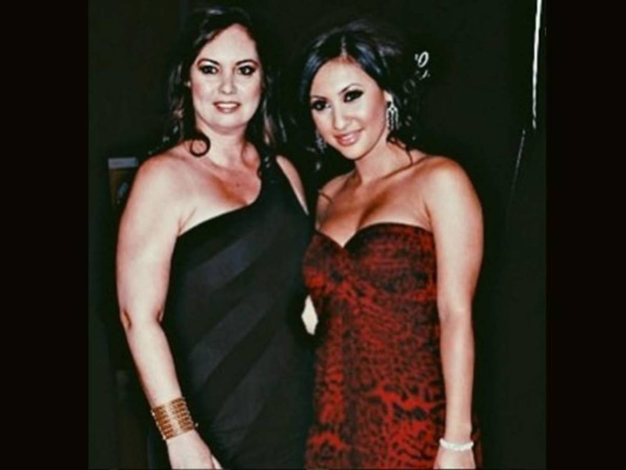 Su madre Virginia Almendárez.