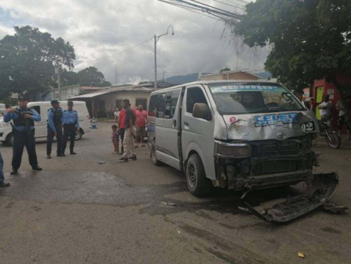 Agentes de la Dirección Nacional de Vialidad y Transporte (DNVT) investigan la causa del accidente que no dejó víctimas mortales.