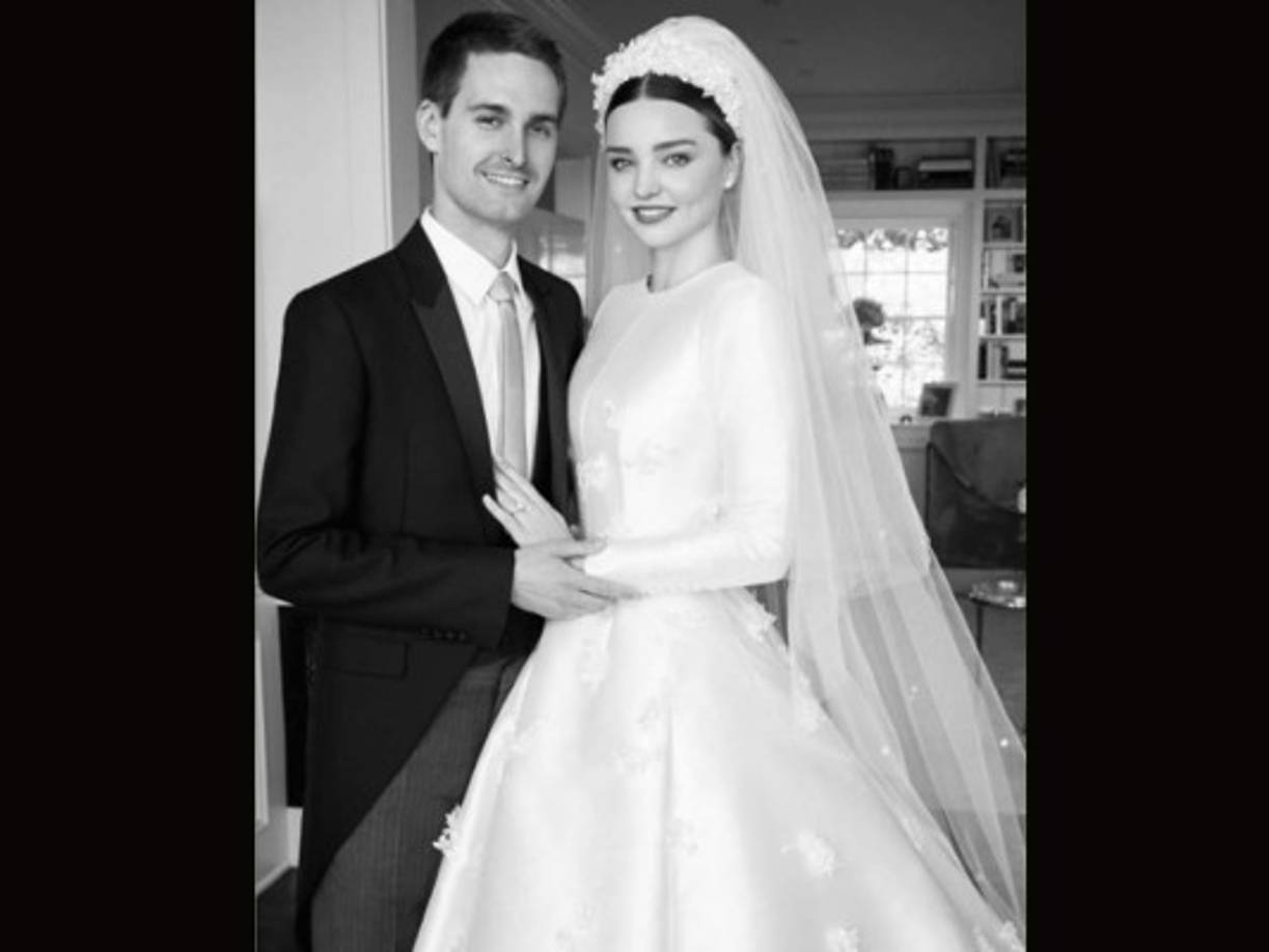 Se trata de un diseño de Maria Grazia Chiuri para Dior. Un vestido satinado, con lirios borados, de manga larga y gran cola.