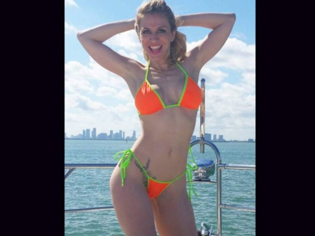 'Que calor, les mando besos', escribió la cantante en la foto en la que luce un diminuto bikini.