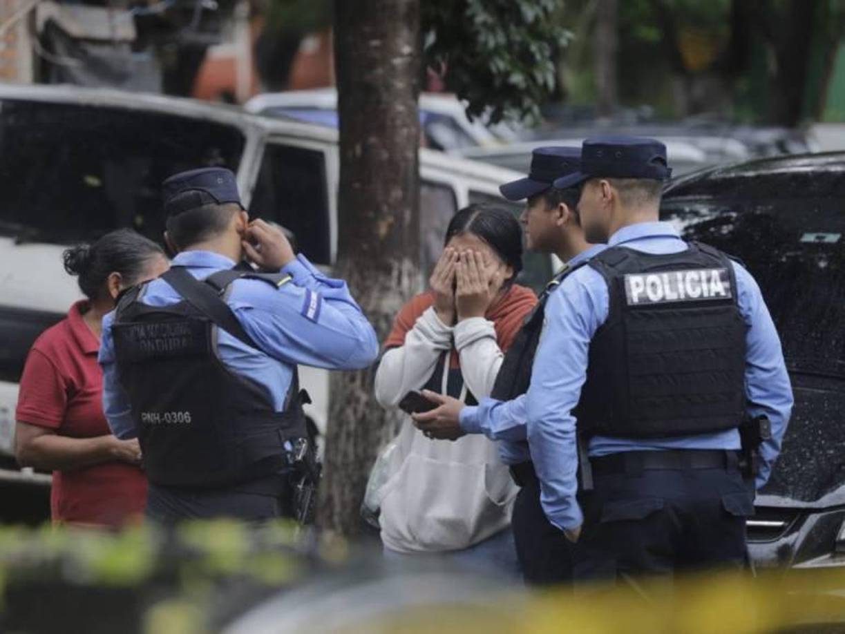 En medio de desgarradores gritos, llegaron familiares del estudiante asesinado a la escena del crimen a reconocer a su pariente en Tegucigalpa, zona central de Honduras.