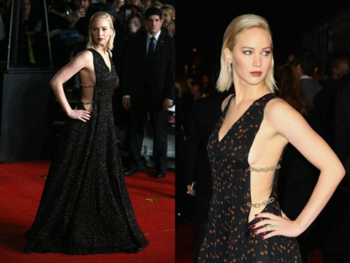 El vestido tenía ranuras de corte bajo en el lado, conectados con cadenas de oro.