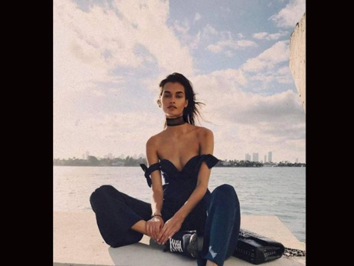 En sus inicios trabajo con su padrino, un diseñador de vestidos de novia.<br/><br/>Su vida dio un giro inesperado, cuando fue contratada por una agencia de modelos internacional, quienes vieron su foto en las redes sociales.