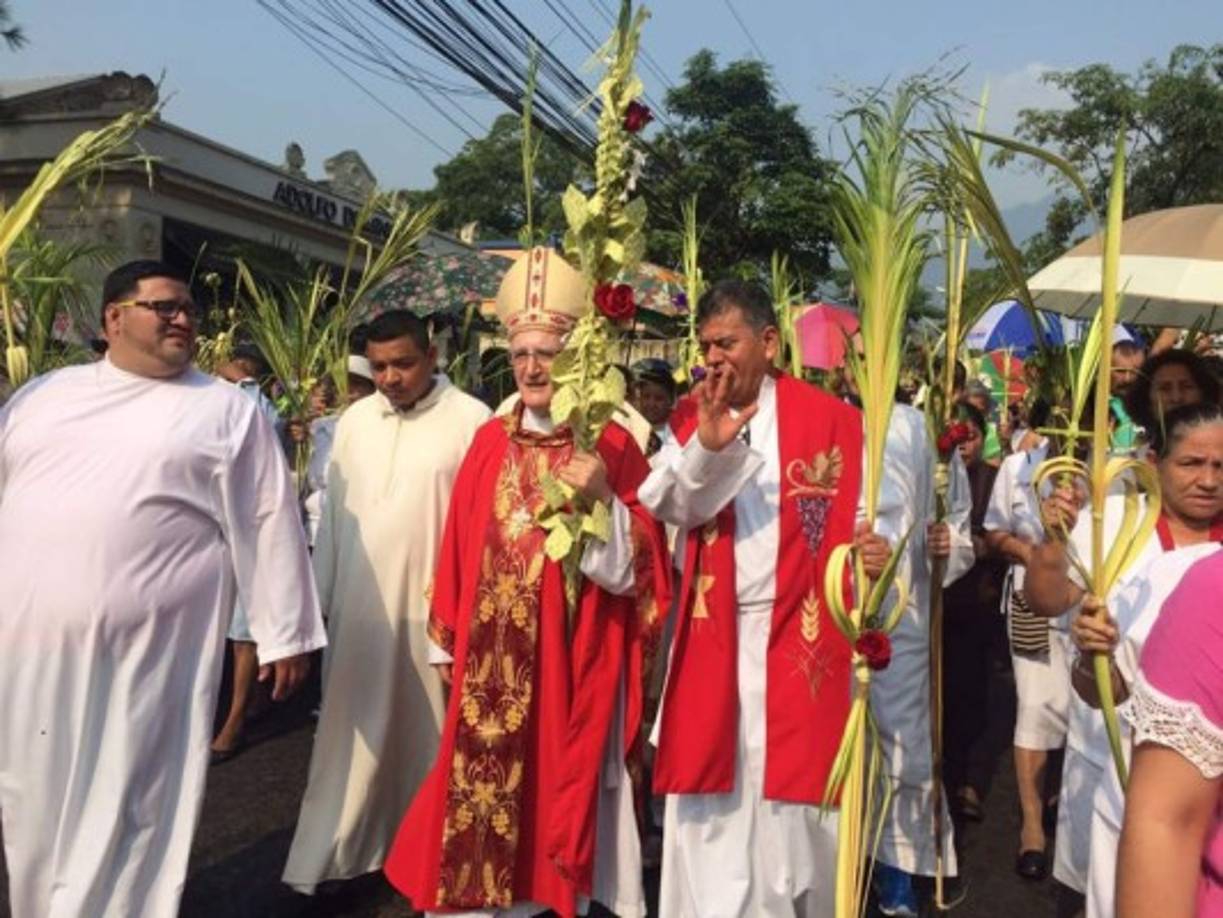 Las autoridaes de la Iglesia Católica en San Pedro Sula encabezando la procesión.