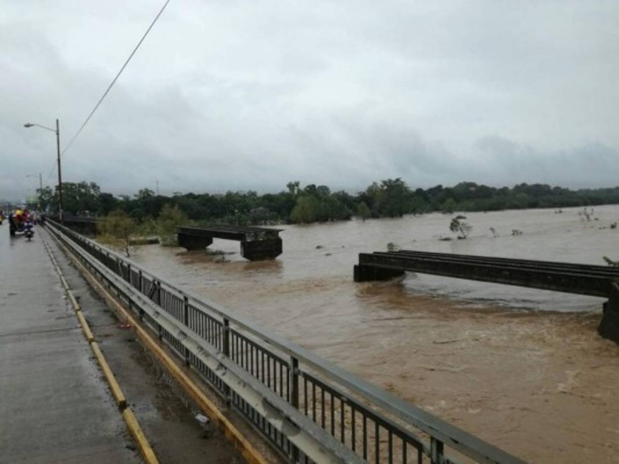 Vías de comunicación han sido dañadas por las crecidas de los ríos en diferentes puntos del país.