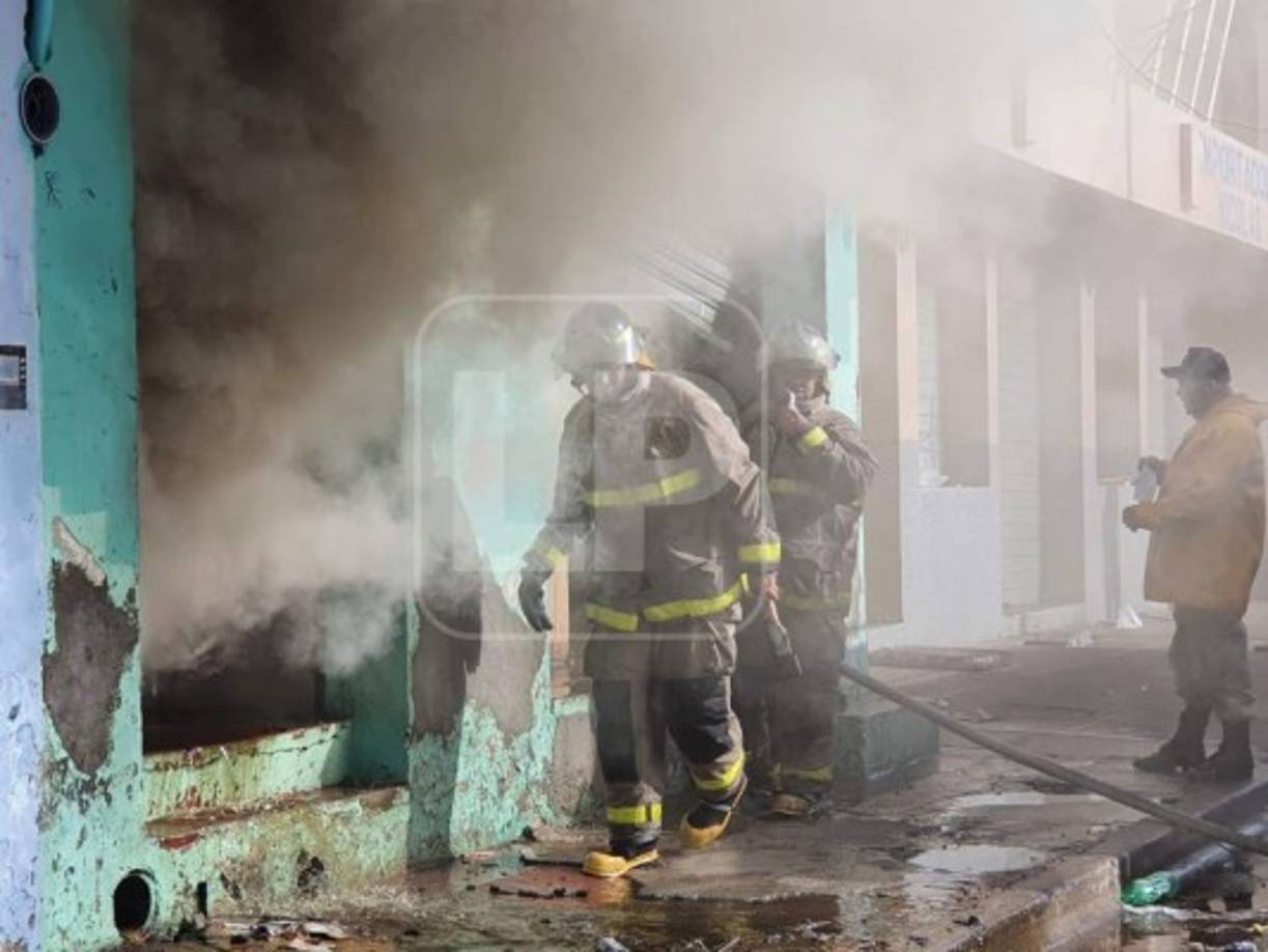 Los bomberos trabajaron contrarreloj para evitar que el fuego continuara avanzando hacia el resto de los locales.