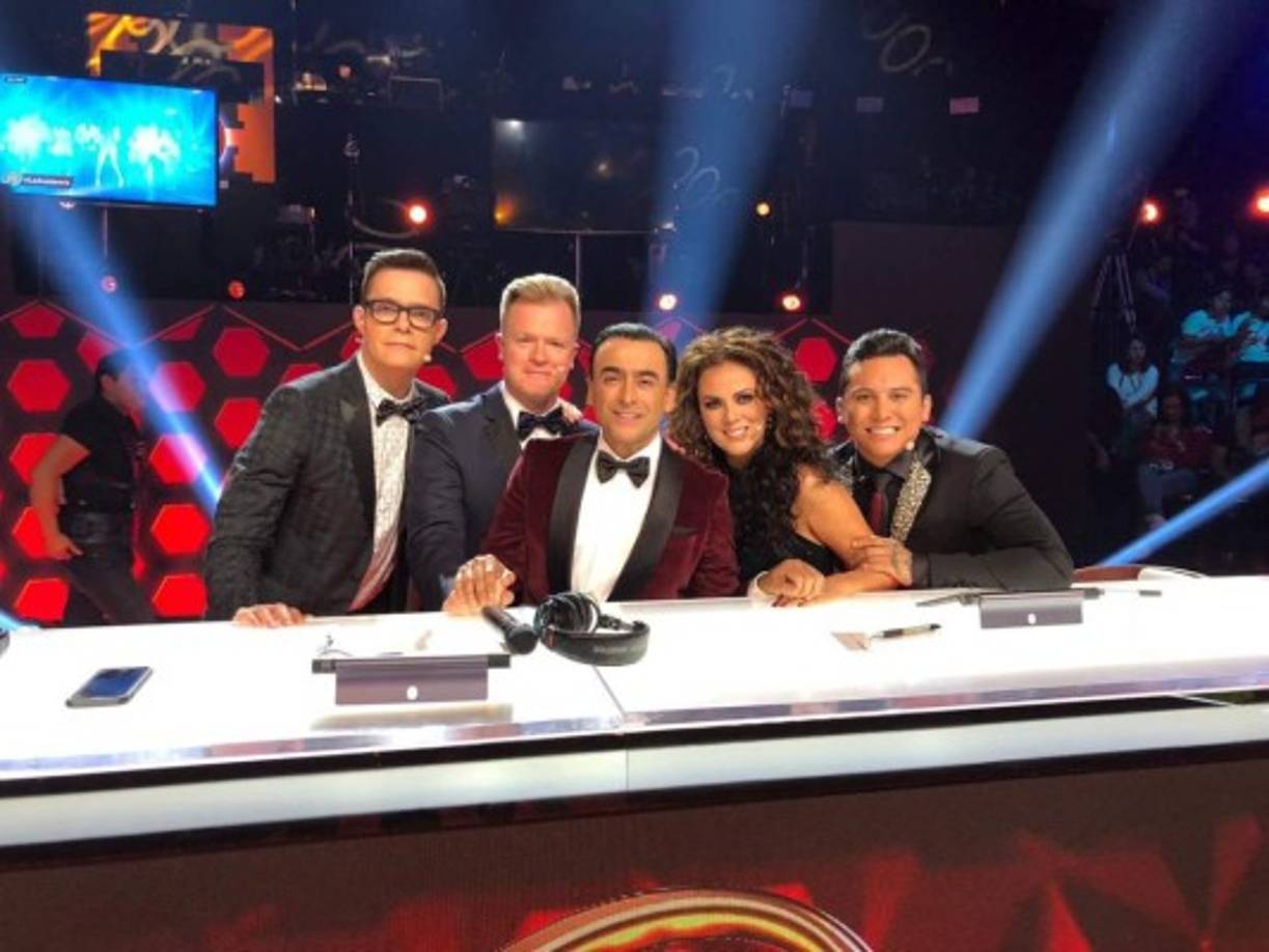 El panel de los jueces.