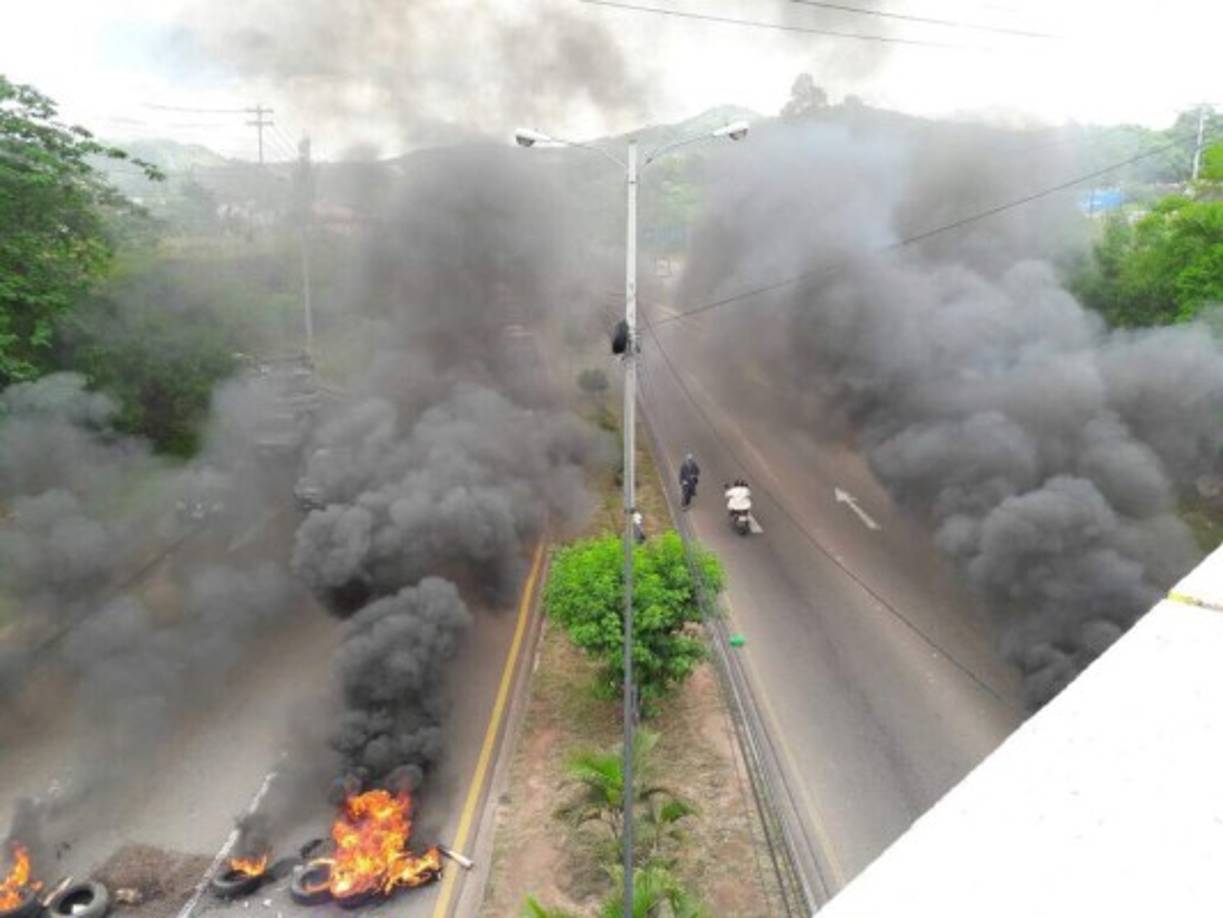 Jóvenes del Movimiento Estudiantil Universitario se tomaron el Bulevar Suyapa y dos carriles del anillo periférico de Tegucigalpa en zona central de Honduras. <br/>