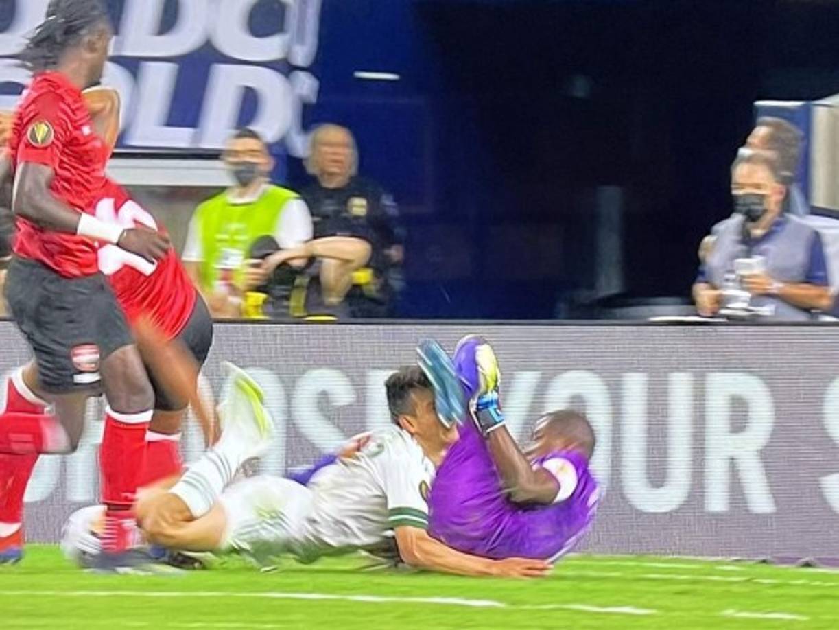 El árbitro del encuentro no pitó penal y la jugada no se revisó en el VAR.