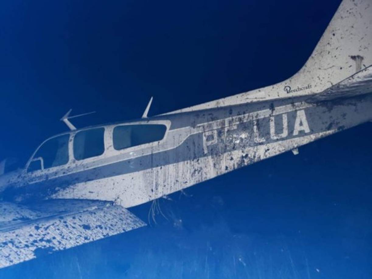 La avioneta asegurada es una avioneta pequeña, de dos motores, tipo Beechcraft con matrícula PS-LUA de Brasil.