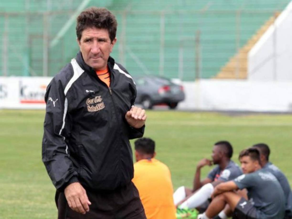 Héctor Vargas. El entrenador argentino del Olimpia les ha prohibido a sus futbolistas llegar a entrenar con aritos.