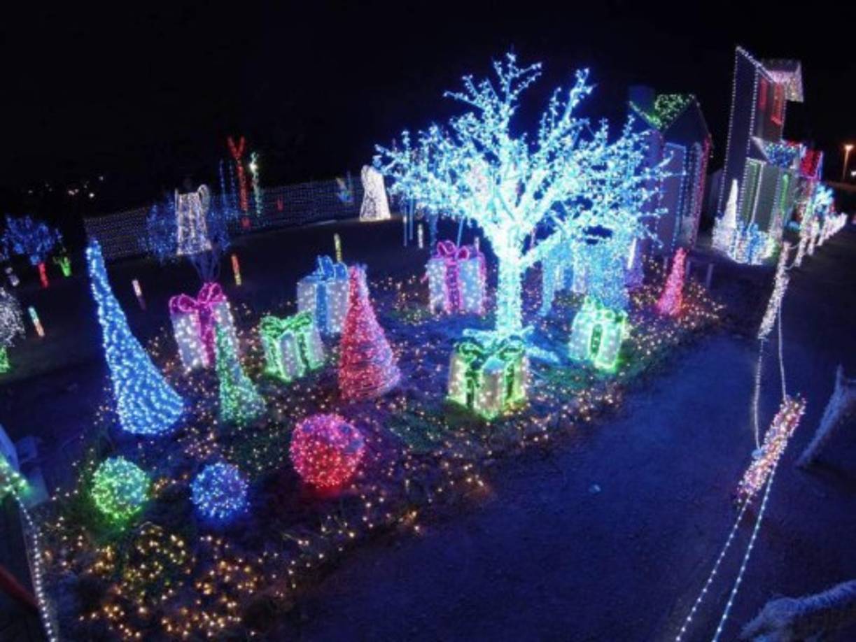 La gigantesca Villa Navideña está en el bulevar Juan Pablo II de Tegucigalpa.