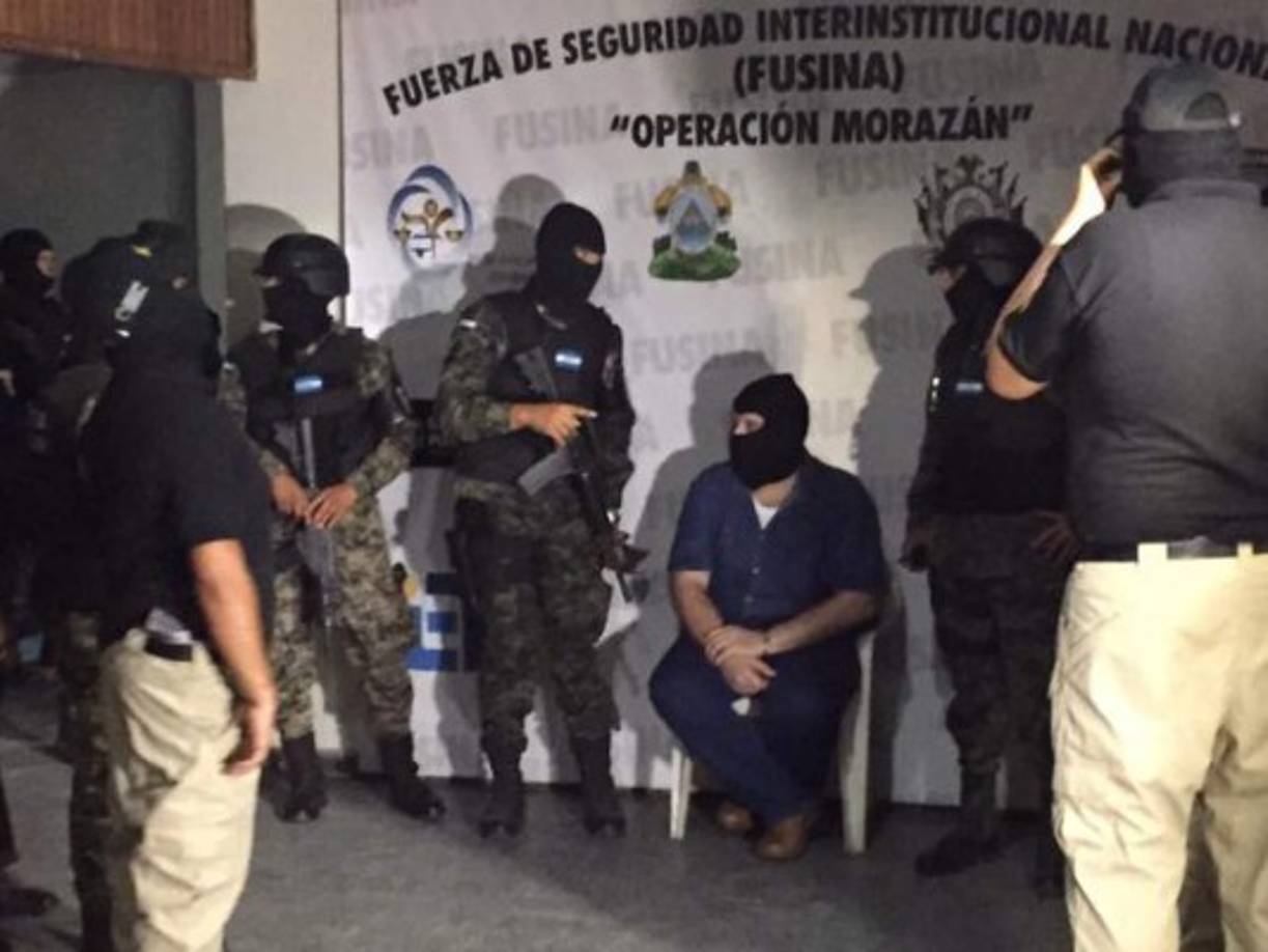 Chepe Handal se bajó de su vehículo hasta que llegó su abogado.