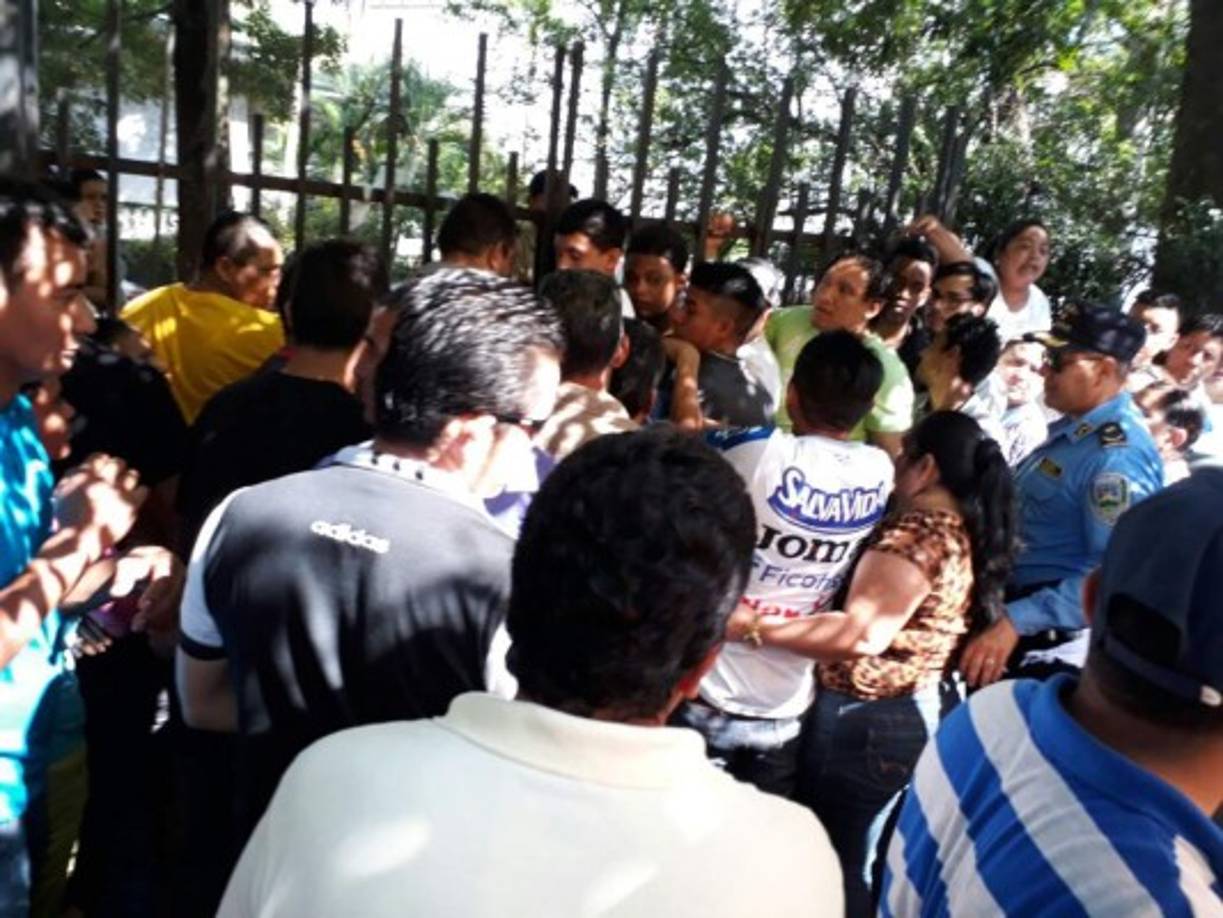 La gente que llegó en la madrugada estaba molesta porque eran las 10:00 am y el RNP en San Pedro Sula aún no abría.