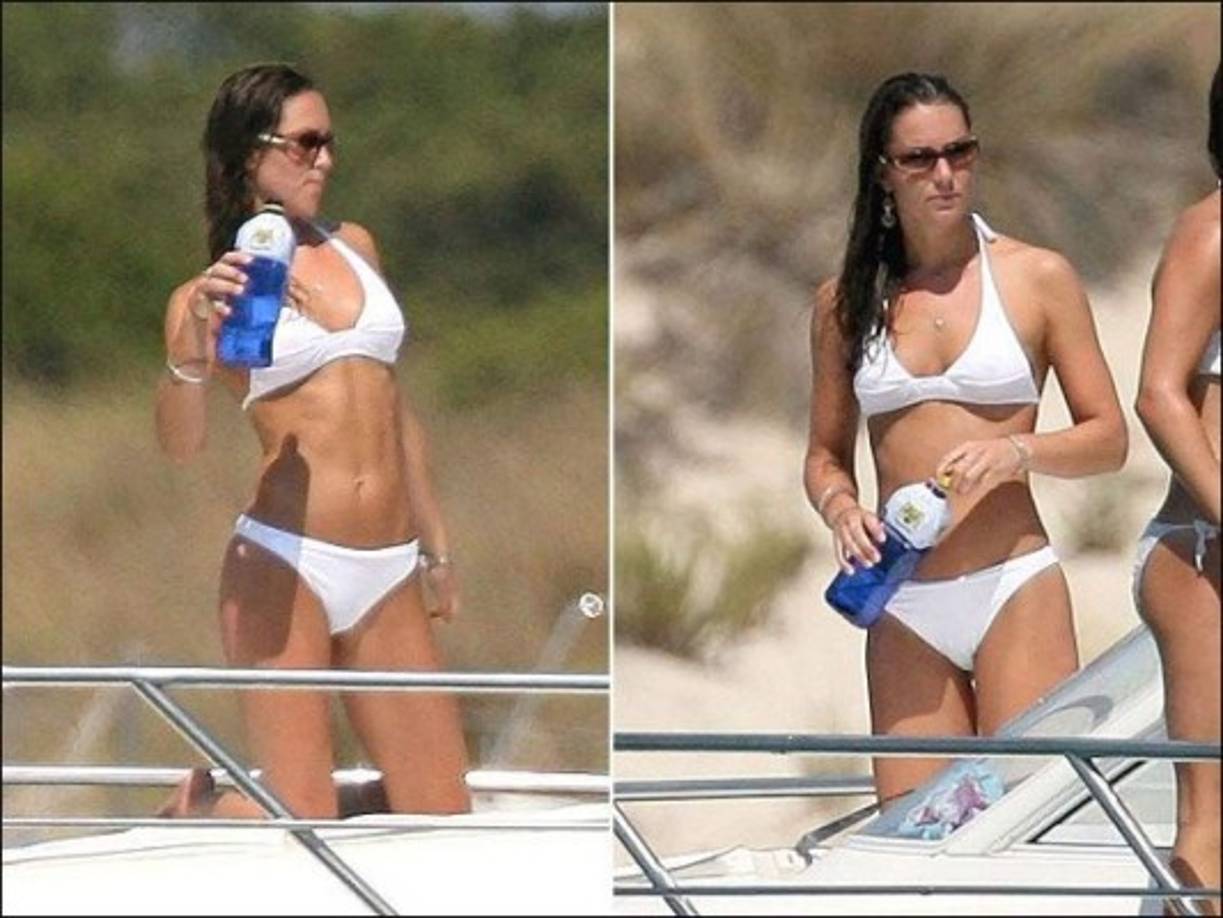 En otras publicadas la madre de tres aparece en un traje blanco. Las imágenes fueron presentadas como actuales, tomadas en un supuesto viaje a Ibiza y muchos medios se han encargado de replicar esta misma información.<br/>