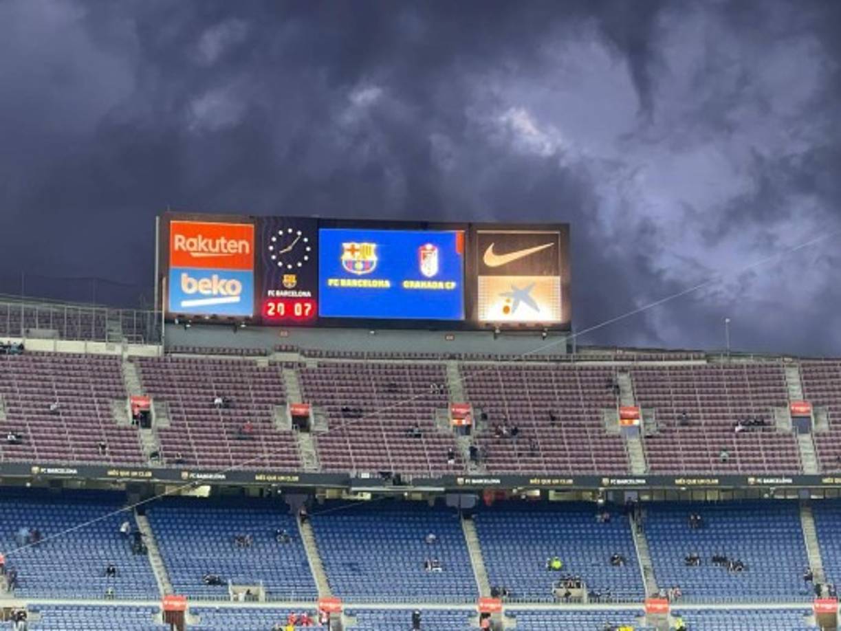 Los pocos aficionados que acudieron al Camp Nou expresaron su molestia y exigieron prisión para Josep Bartomeu, expresidente del club catalán.