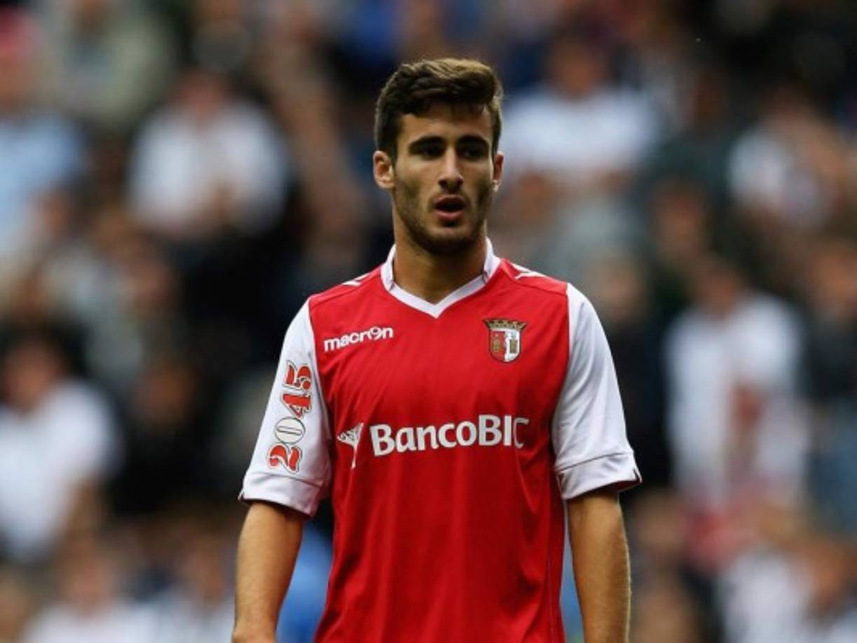 El Benfica ha pagado 15 millones de euros al Sporting Braga para que dejara salir a Rafael Silva, centrocampista de 23 años y que ha ganado recientemente la Eurocopa. El jugador firma por cinco temporadas a razón de 2,5 millones por cada una.