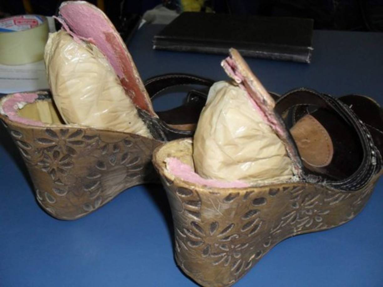 En los zapatos. De mujeres y también hombres. Tal es el caso de un mexicano de 23 años de edad detenido en un autobús con destino a San Diego. El equipo canino de la Patrulla Fronteriza descubrió heroína, valorada en $45,890, en sus zapatos.