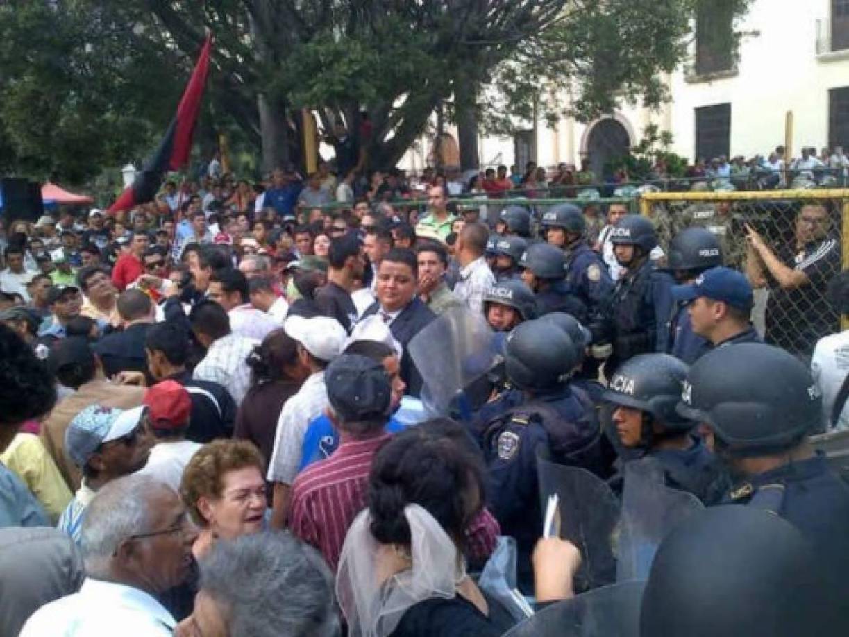 <b>“Dispararon de manera indiscriminada contra ciudadanos que ejercían su derecho a manifestarse pacíficamente”</b>, subraya el comunicado del Ministerio Público.