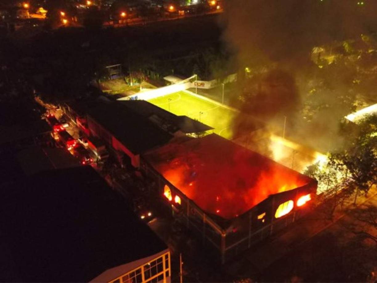El fuego se elevó varios metros.