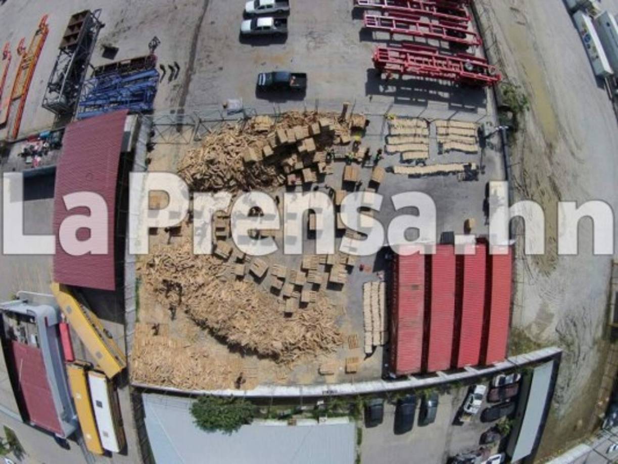 Los otro cuatro contenedores serán trasladados a los predios de la Base Naval para inspeccionarlos por razones de espacio.