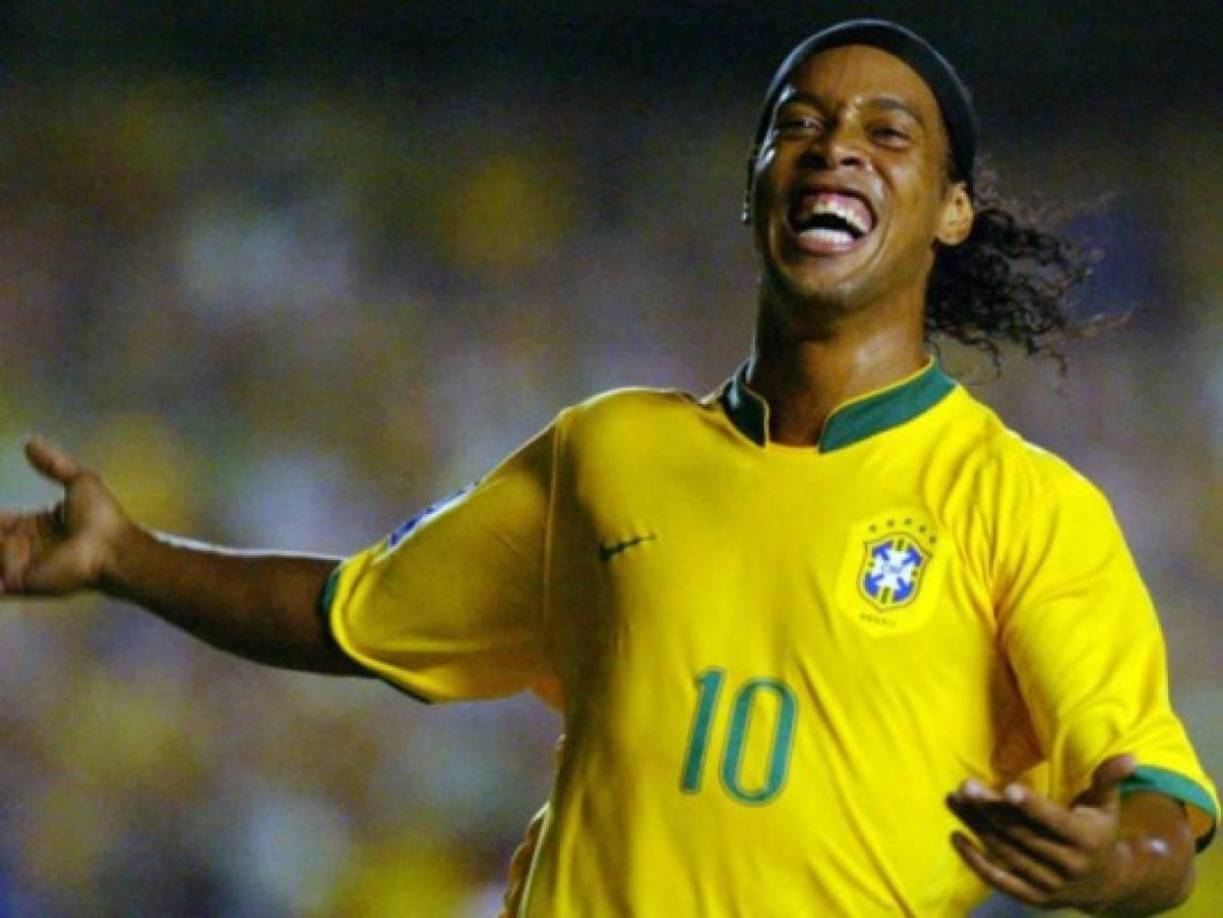 Ronaldinho anunció sorpresivamente su abandono a Brasil. 