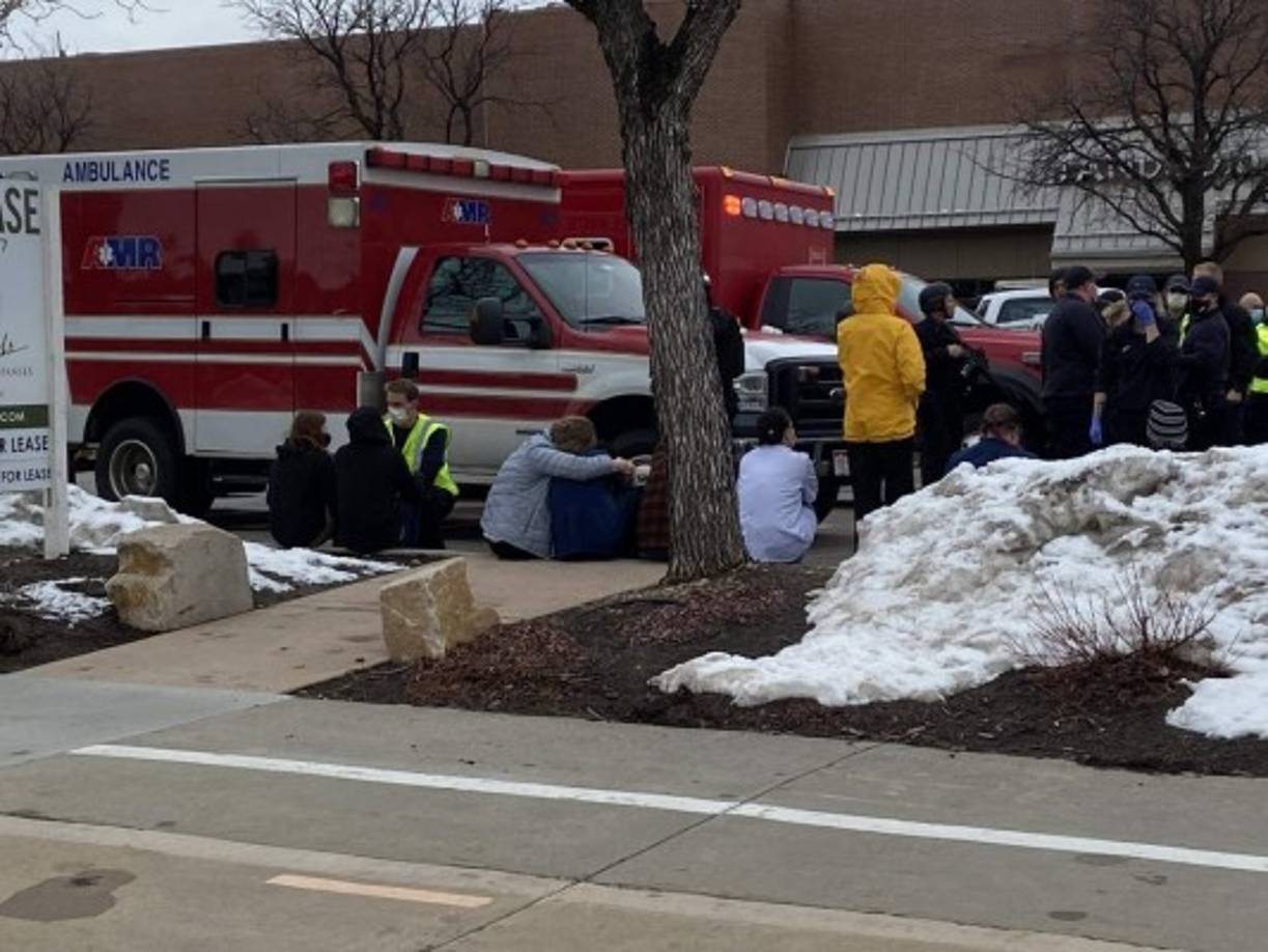 Imágenes de televisión también han mostrado un fuerte despliegue policial, así como la llegada de múltiples ambulancias y algunos helicópteros.