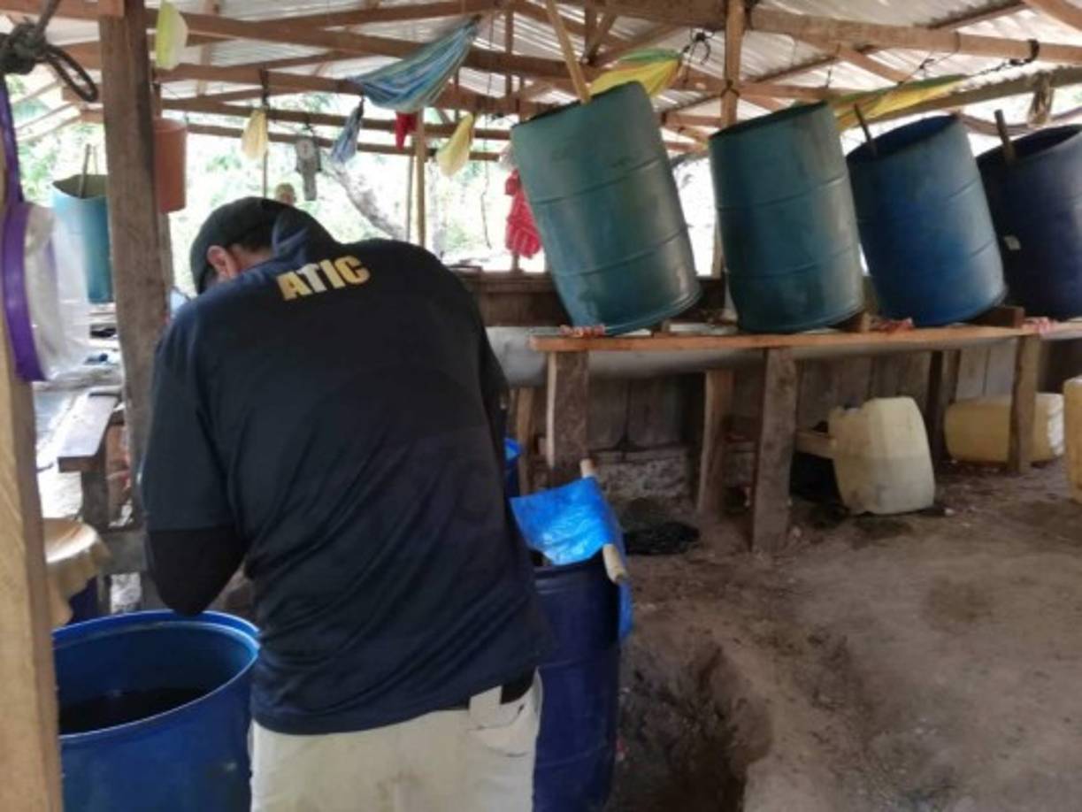 El portavoz de las Fuerzas Armadas de Honduras, José Meza, declaró a los periodistas que el laboratorio fue descubierto en el municipio de Iriona, departamento caribeño de Colón, 453,8 kilómetros al noreste de Tegucigalpa.