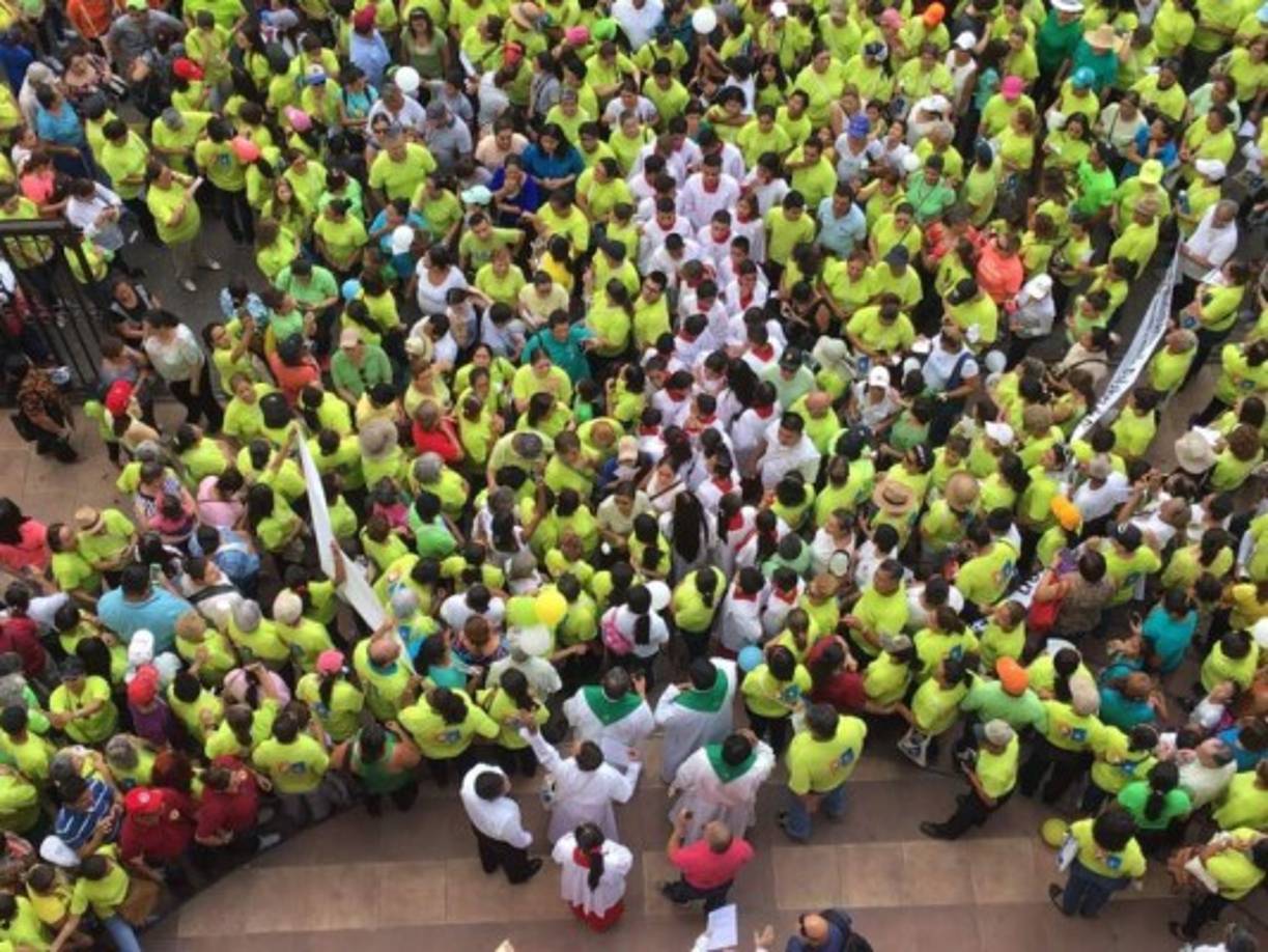 Con aplausos, gritos y repiques de las campañas de la catedral San Pedro Apostol los feligreses de la parroquia Guadalupe cruzaron la puerta de la misericordia. El obispo Angel Garachana y el párroco José Antonio Canales los recibió y les dio la bendición.