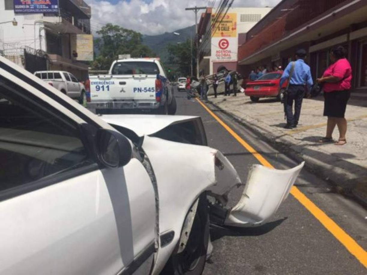 Un taxi y una camioneta protagonizaron este viernes un aparatoso accidente en la 7 calle y la 11 avenida del barrio Suyapa de San Pedro Sula, zona norte de Honduras. En el percance no afortunadamente no hubo heridos. La camioneta luego del impacto se dio vuelta y quedó con las llantas para arriba. El conductor de la camioneta Elmer Claros manifestó que milagrosamente resultó ileso. Expresó que el venía transitando por 7 calle de este a oeste y al llegar a la intersección de la 11 avenida el taxi impactó con su carro y le dio vuelta. Claros dijo que el taxi transitaba por la 11 avenida de norte a sur y no hizo el alto y por eso chocó con su vehículo.
