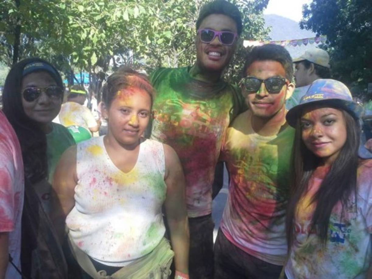 Corriendo, caminando o haciendo pausas para tomarse sus selfies, niños y adultos disfrutaban al máximo un día cargado de color.