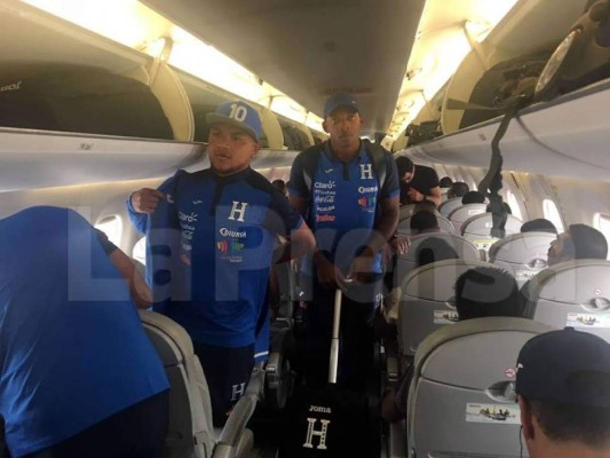 Los seleccionados, mezclados entre periodistas y pasajeros, muestran una motivación que al menos invita a creer que se puede sacar petróleo en México.