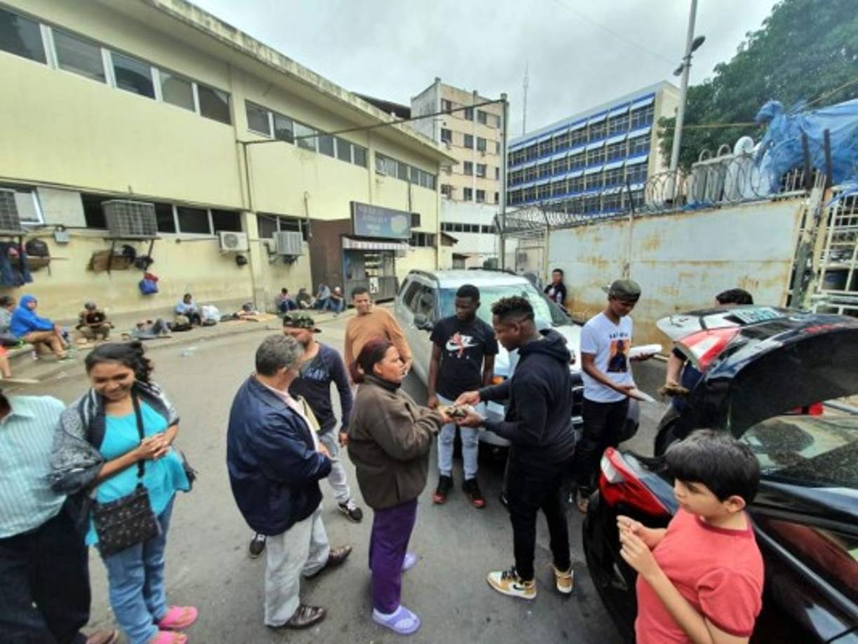 Romell Quioto después se trasladó al Hospital Escuela para dar de comer a los pacientes del área de Pediatría y la Emergencia de Adultos.