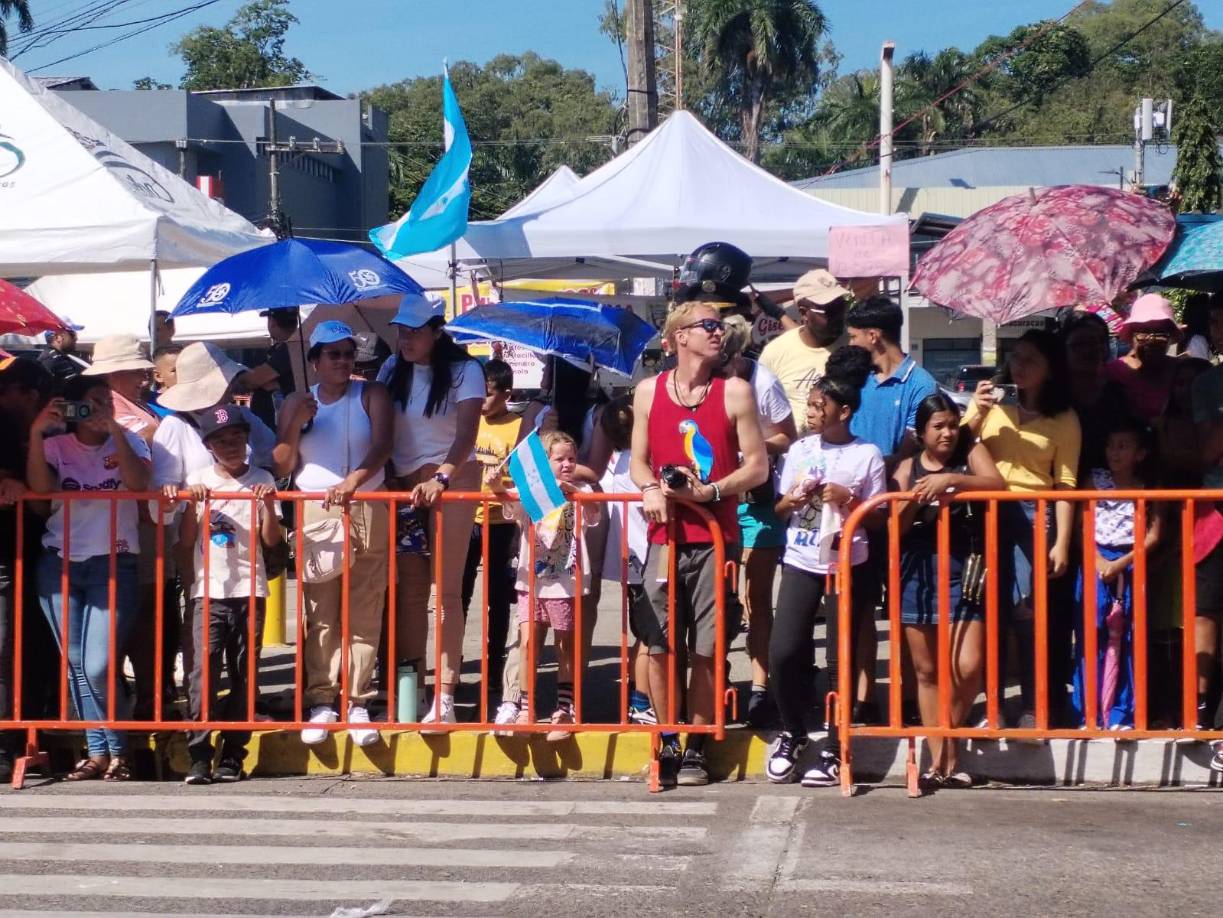 Desde horas muy tempranas, los ceibeños se volcaron a las calles para ser partícipes de la celebración de la independencia de Honduras. 